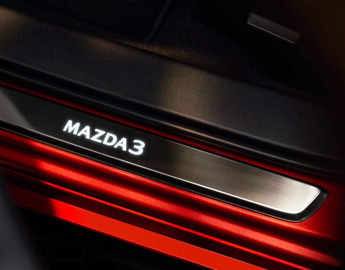 2026 Mazda3 Sedan Accessories  –  Placas de umbral iluminadas