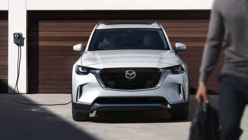 Instalación del cargador Qmerit  –  Mazda CX-90 PHEV