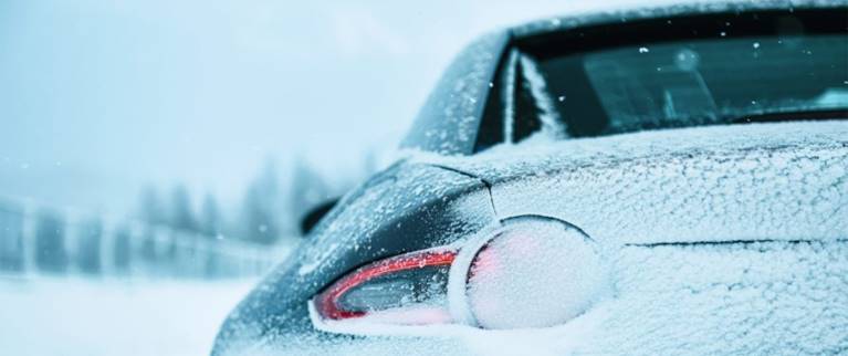 Mazda MX-5 Miata RF en la nieve