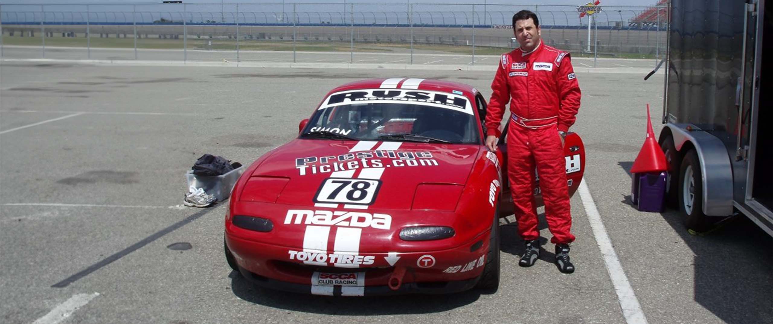 Marc Simon con auto de carreras Mazda