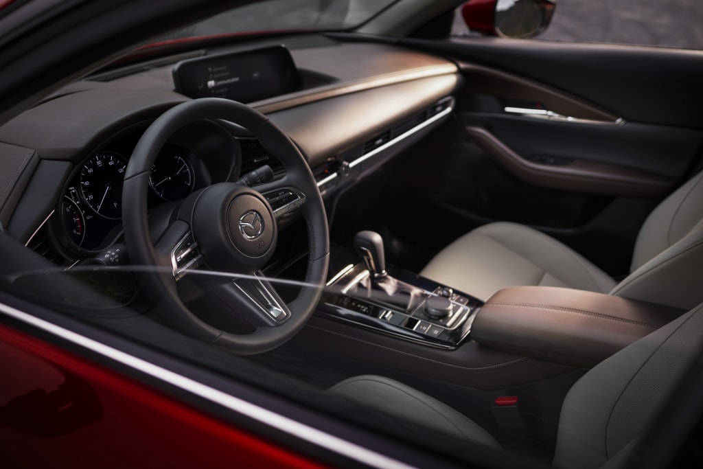 Interior del vehículo utilitario todoterreno Mazda CX-30 2020