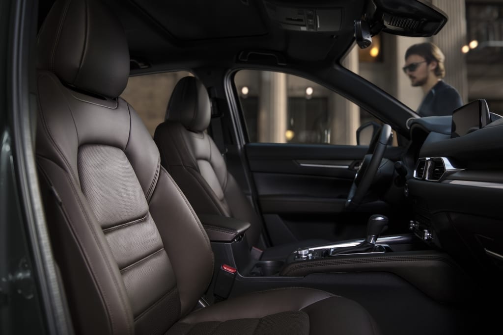 Interior de la parte delantera de la cabina del Mazda CX-5