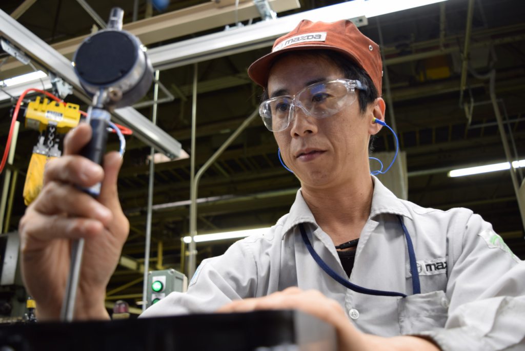 Shinji Uenaga  –  Mecanizado de motores Mazda