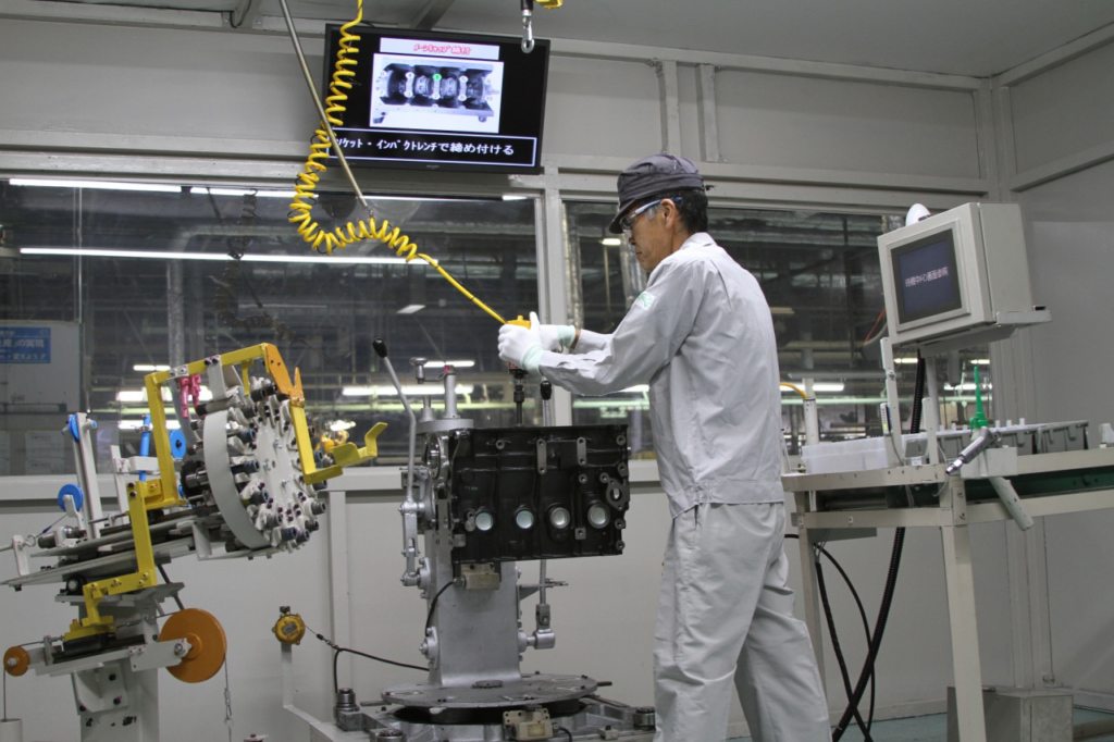 Ingeniero de Mazda en la planta de Miyoshi