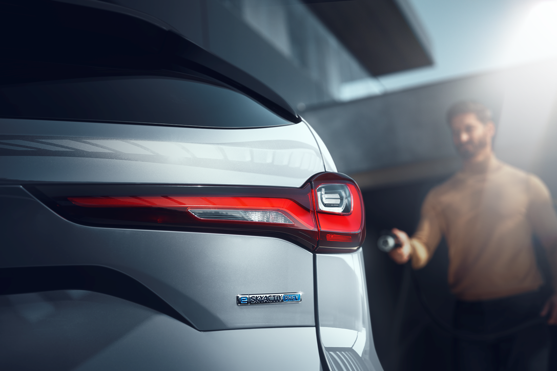 Vista trasera del Mazda CX-90 PHEV  –  Carga
