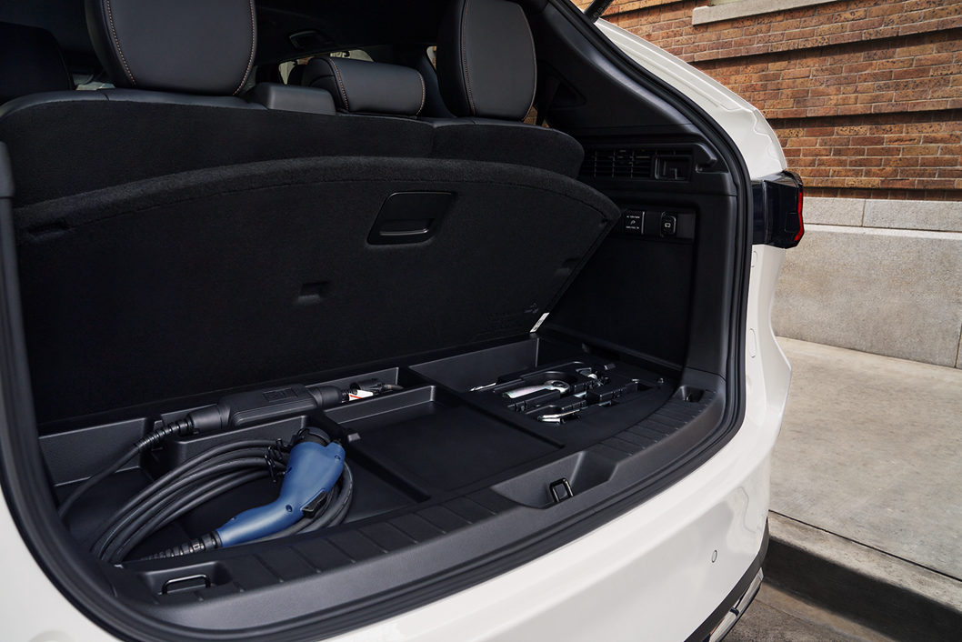 Maletero del Mazda CX-90 PHEV con equipo de carga