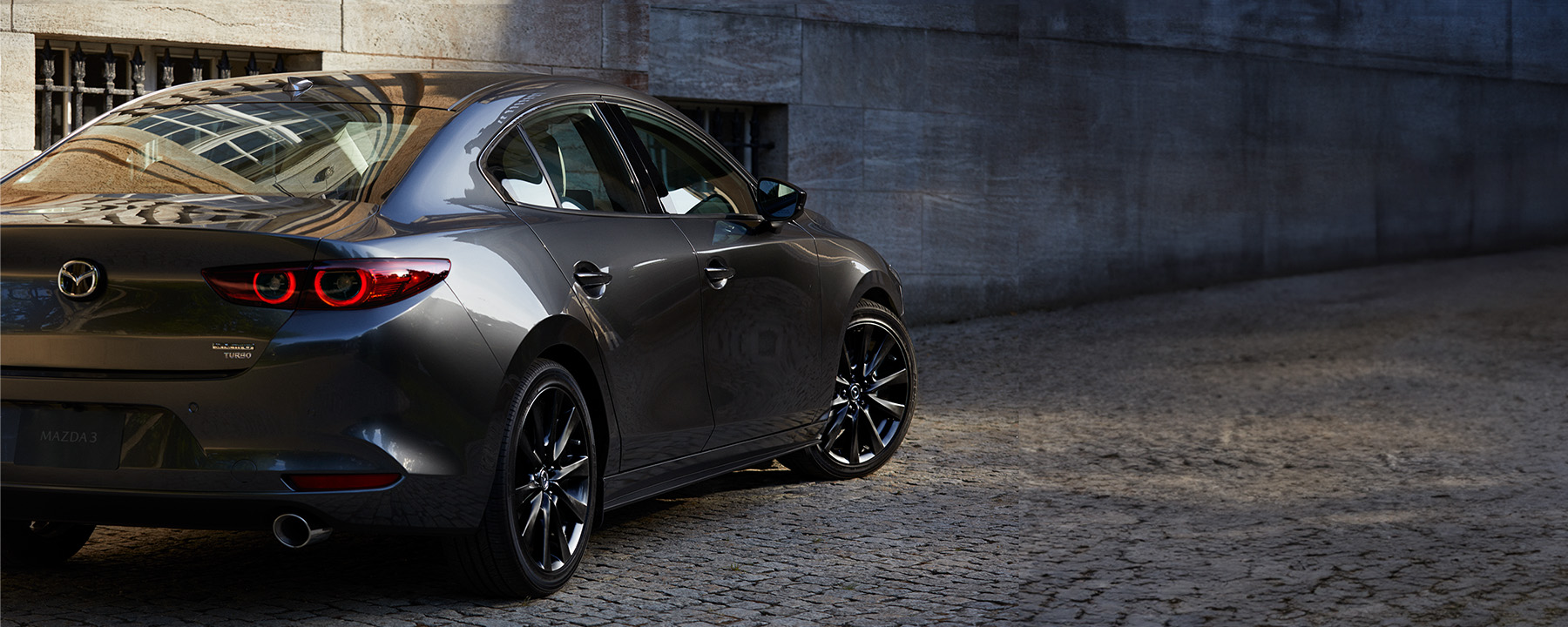 Vista trasera en ángulo del sedán Mazda 3
