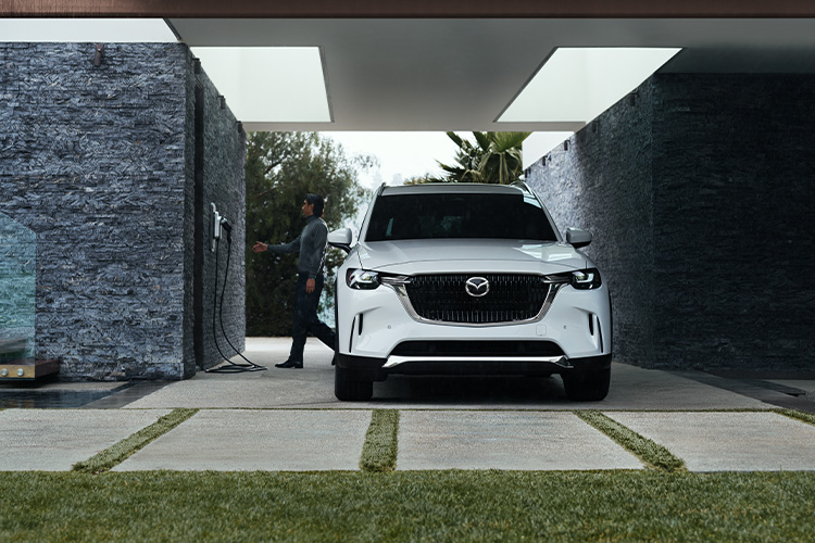 Híbridos vs. híbridos enchufables  –  Carga del Mazda CX-90 PHEV