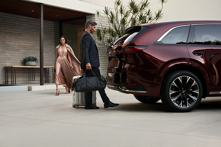 Must-Have Features In A Car For Families  –  Utilitario Mazda CX-90 con 3 filas