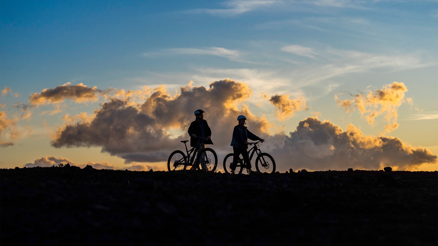 Tasting Wild con el Mazda CX-50 2023  –  Selvas y volcanes  –  Ciclistas