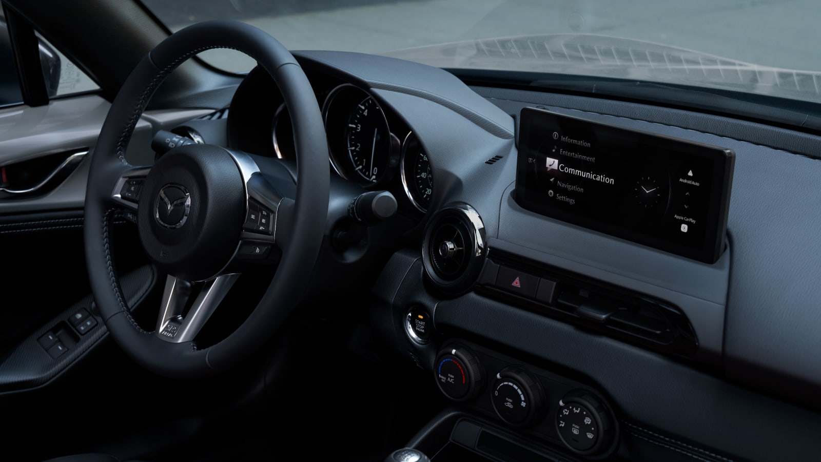 Mazda MX-5 Miata 2026  –  Cabina con pantalla de 8.8 pulgadas